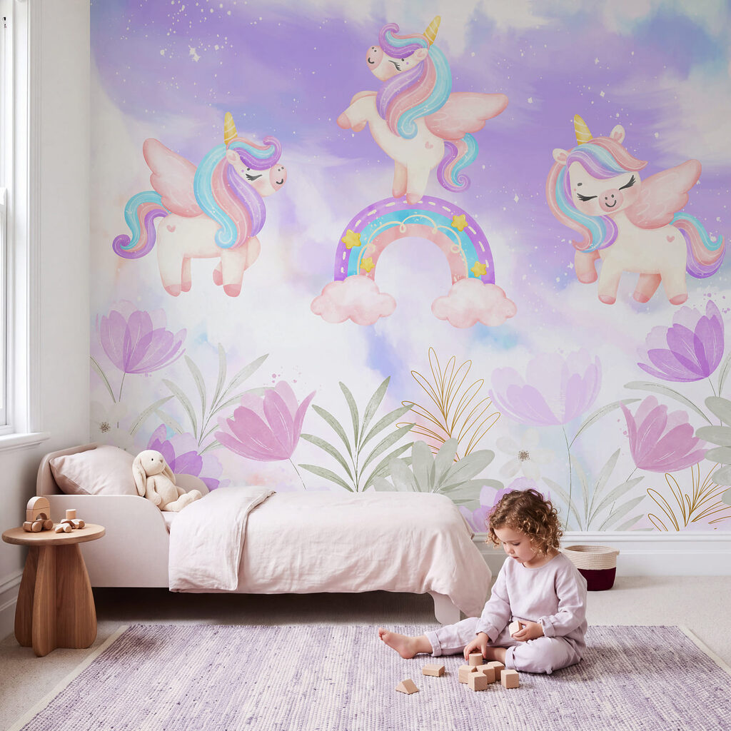 Een groep eenhoorns die op regenbogen en bloemen staan in een interieur