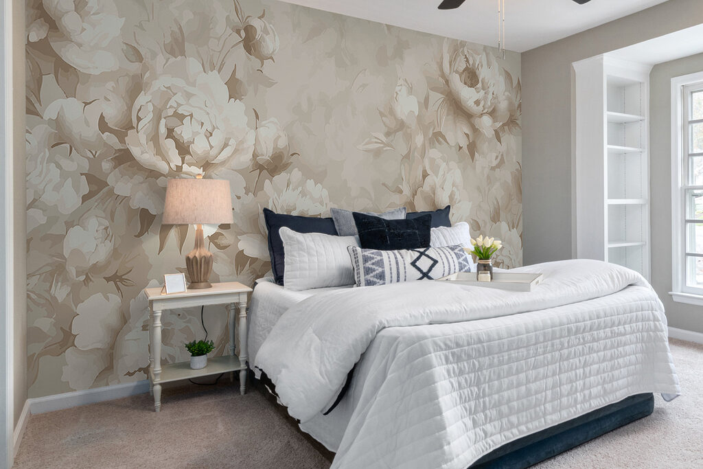 Witte bloementakken op zandkleur — interieur 1