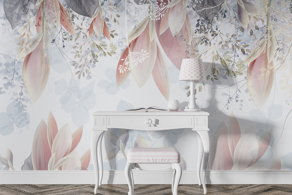 Bladeren hangen boven pastelbloemen — interieur 1