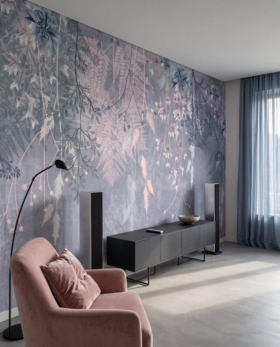 Roze hangbloemen op blauwgrijs — interieur 1