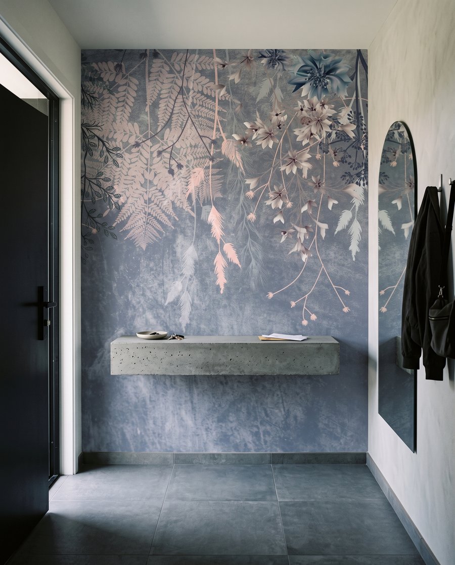 Roze hangbloemen op blauwgrijs — interieur 4